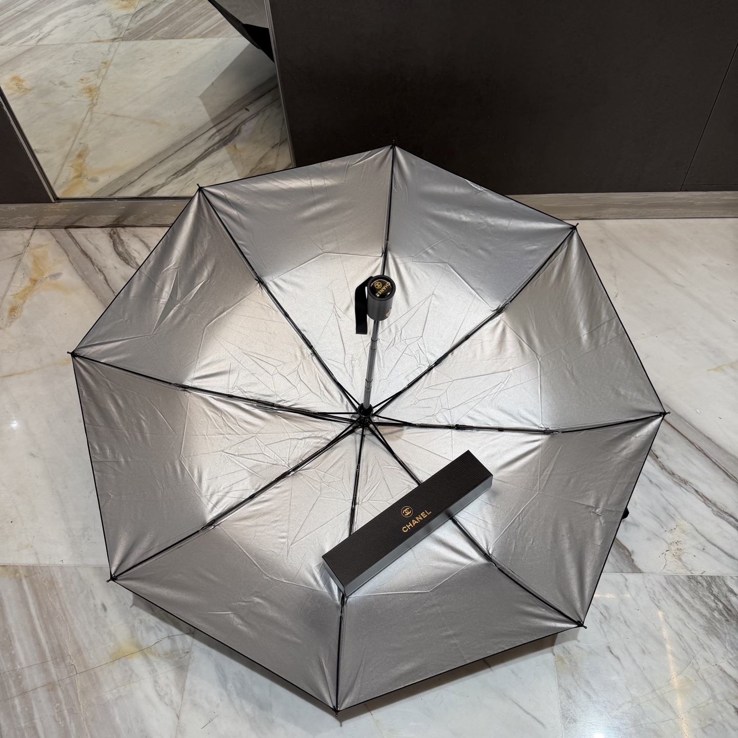 CHANEL（香奈儿）夏季新款 全自动折叠晴雨伞 黑色涂层防晒有效阻隔紫外线99%，UPF>50 所以能