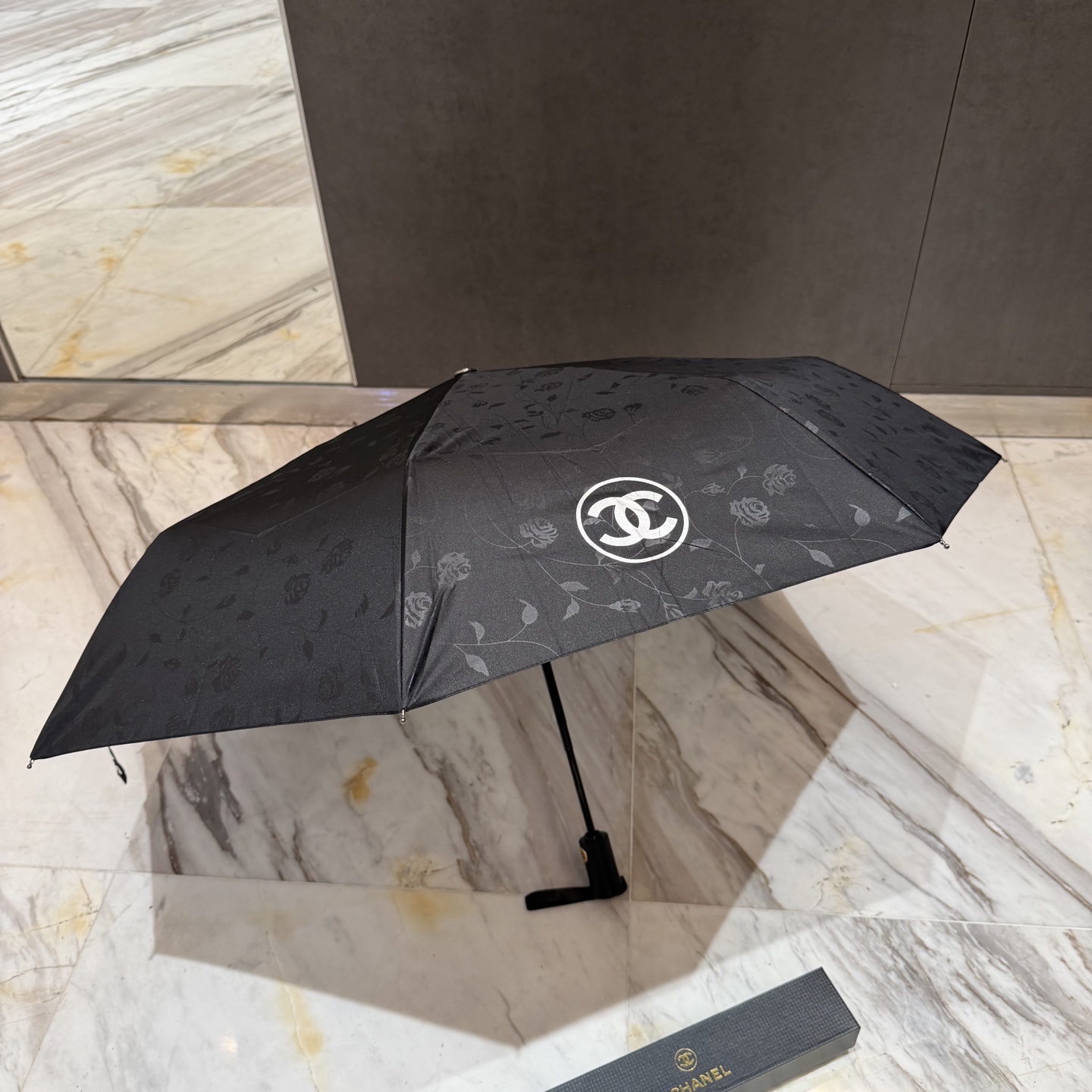 CHANEL（香奈儿）夏季新款 全自动折叠晴雨伞 黑色涂层防晒有效阻隔紫外线99%，UPF>50 所以能