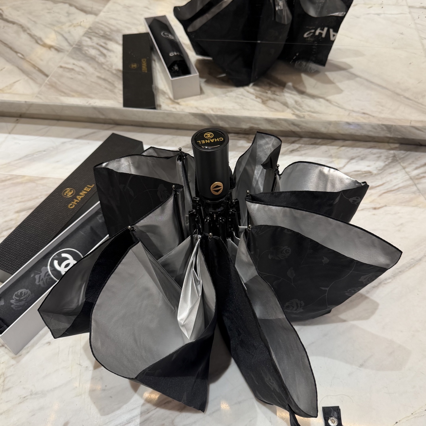 CHANEL（香奈儿）夏季新款 全自动折叠晴雨伞 黑色涂层防晒有效阻隔紫外线99%，UPF>50 所以能