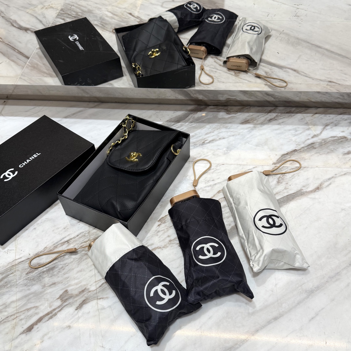 CHANEL（香奈儿）夏季新款 拼接五折晴雨伞 配送链包配套礼盒 链包可放手机 ，时尚博主人手一套，造型