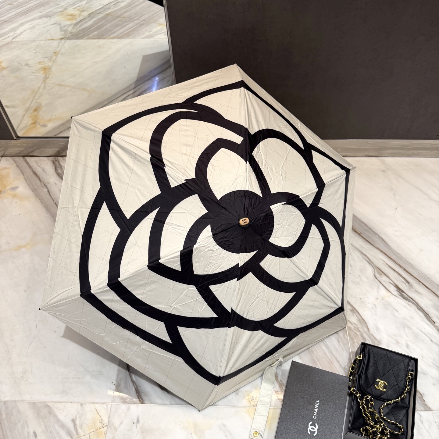 CHANEL（香奈儿）夏季新款 拼接五折晴雨伞 配送链包配套礼盒 链包可放手机 ，时尚博主人手一套，造型