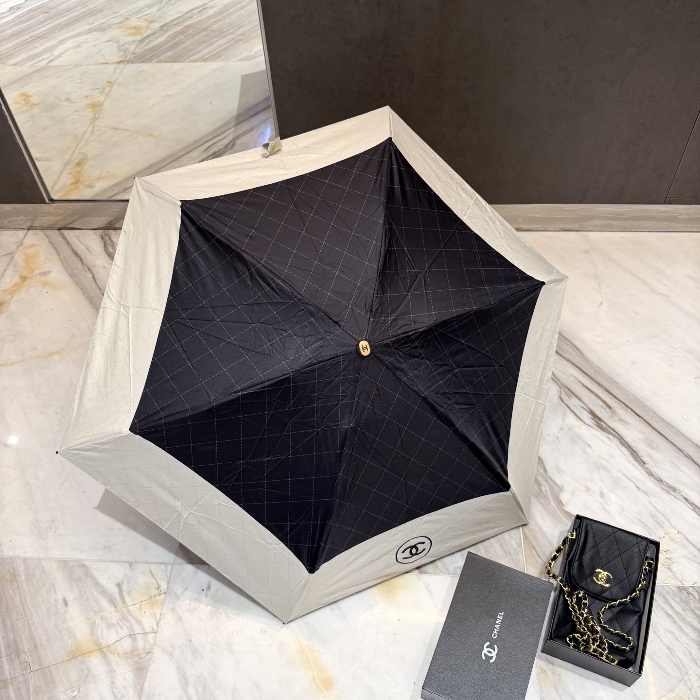 CHANEL（香奈儿）夏季新款 拼接五折晴雨伞 配送链包配套礼盒 链包可放手机 ，时尚博主人手一套，造型