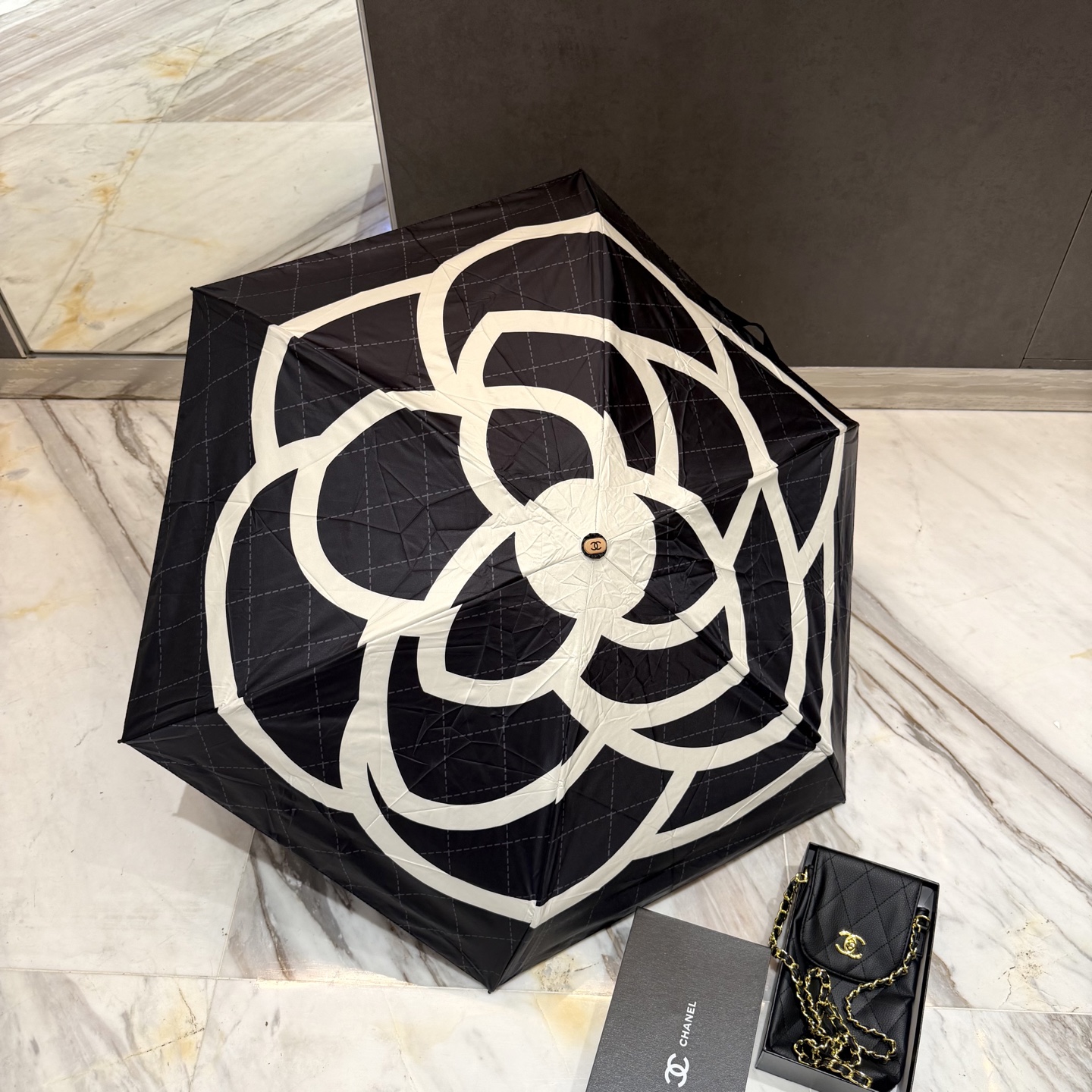 CHANEL（香奈儿）夏季新款 拼接五折晴雨伞 配送链包配套礼盒 链包可放手机 ，时尚博主人手一套，造型