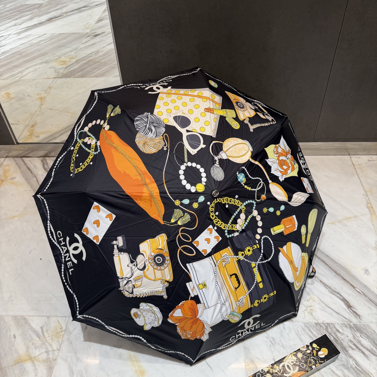 CHANEL（香奈儿）夏季新款 全自动折叠晴雨伞 黑色涂层防晒有效阻隔紫外线99%，UPF>50 所以能