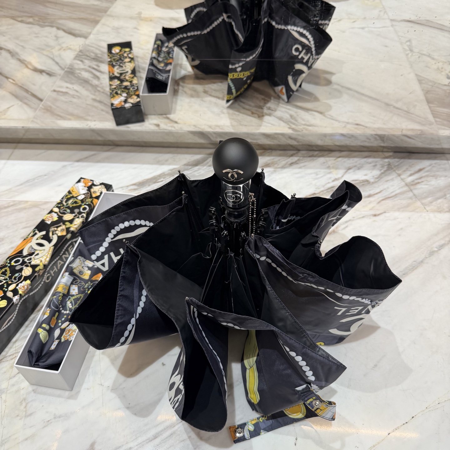 CHANEL（香奈儿）夏季新款 全自动折叠晴雨伞 黑色涂层防晒有效阻隔紫外线99%，UPF>50 所以能