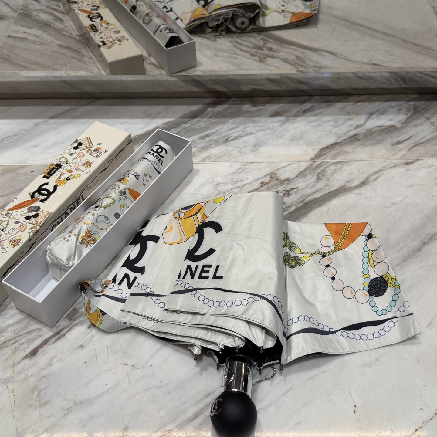 CHANEL（香奈儿）夏季新款 全自动折叠晴雨伞 黑色涂层防晒有效阻隔紫外线99%，UPF>50 所以能