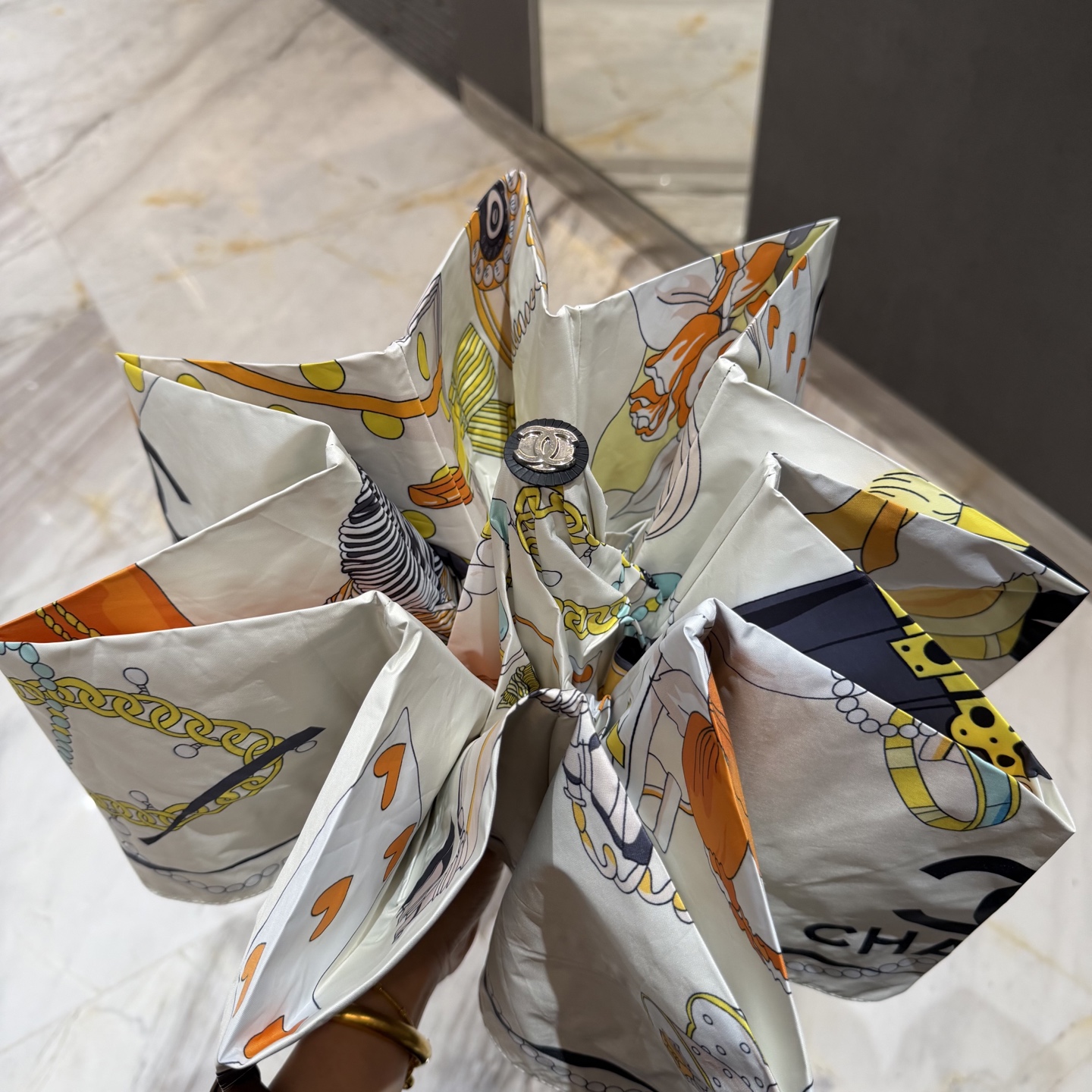 CHANEL（香奈儿）夏季新款 全自动折叠晴雨伞 黑色涂层防晒有效阻隔紫外线99%，UPF>50 所以能