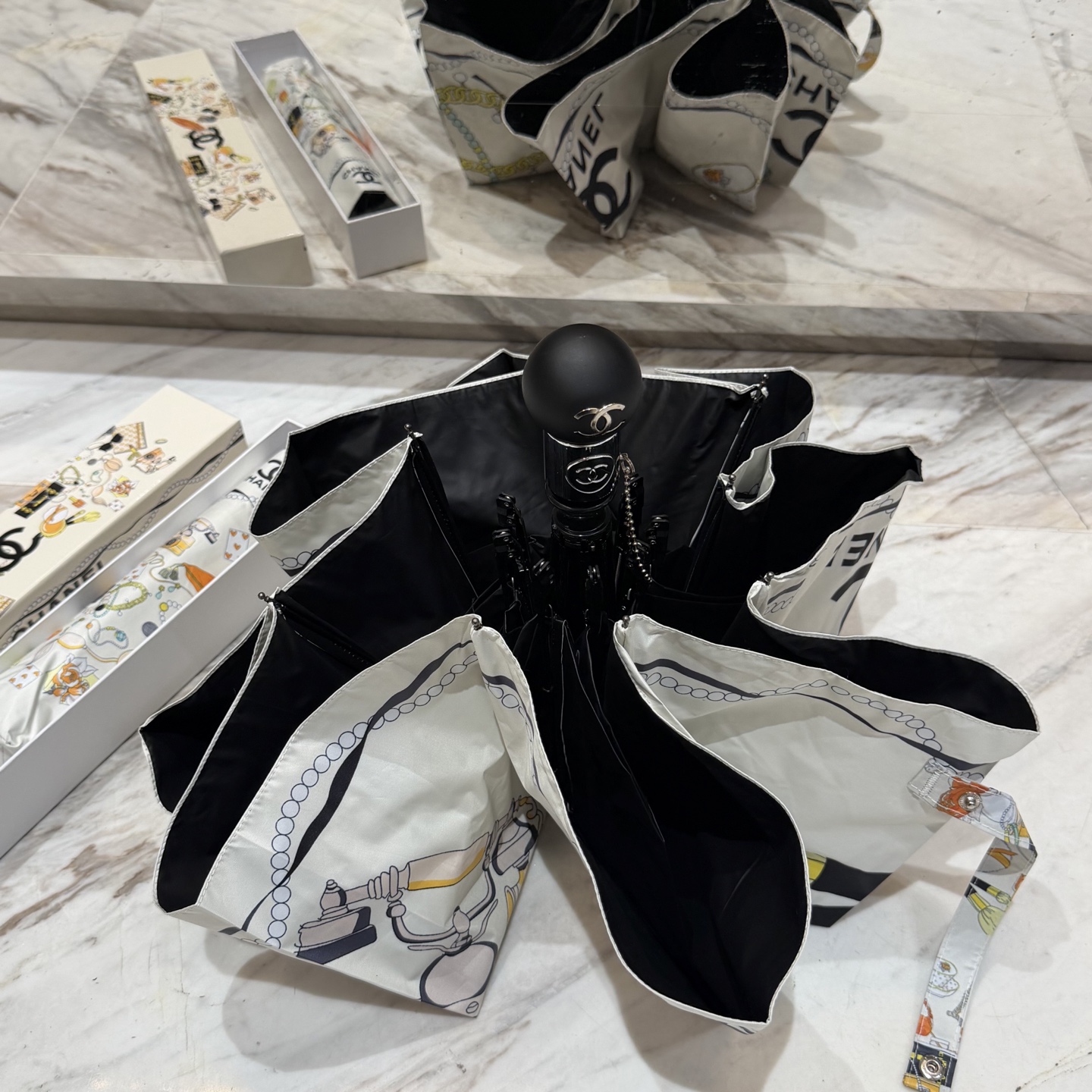 CHANEL（香奈儿）夏季新款 全自动折叠晴雨伞 黑色涂层防晒有效阻隔紫外线99%，UPF>50 所以能