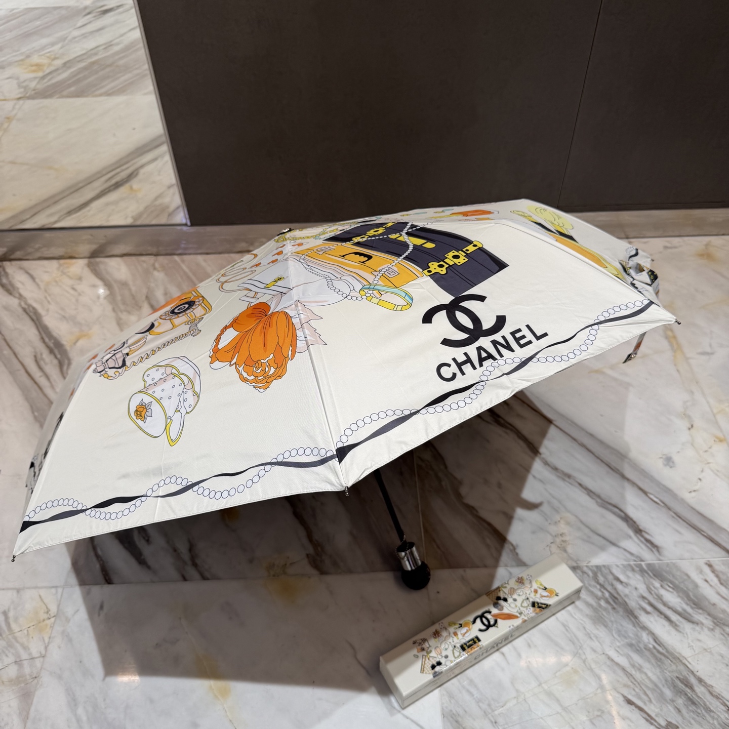 CHANEL（香奈儿）夏季新款 全自动折叠晴雨伞 黑色涂层防晒有效阻隔紫外线99%，UPF>50 所以能