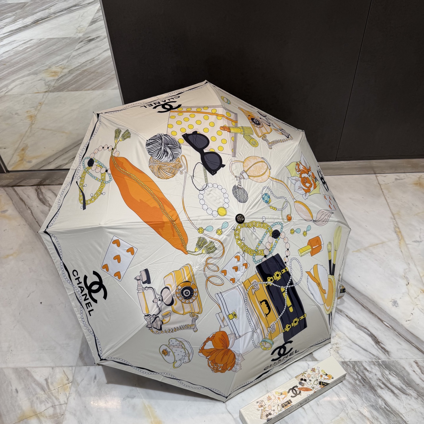 CHANEL（香奈儿）夏季新款 全自动折叠晴雨伞 黑色涂层防晒有效阻隔紫外线99%，UPF>50 所以能