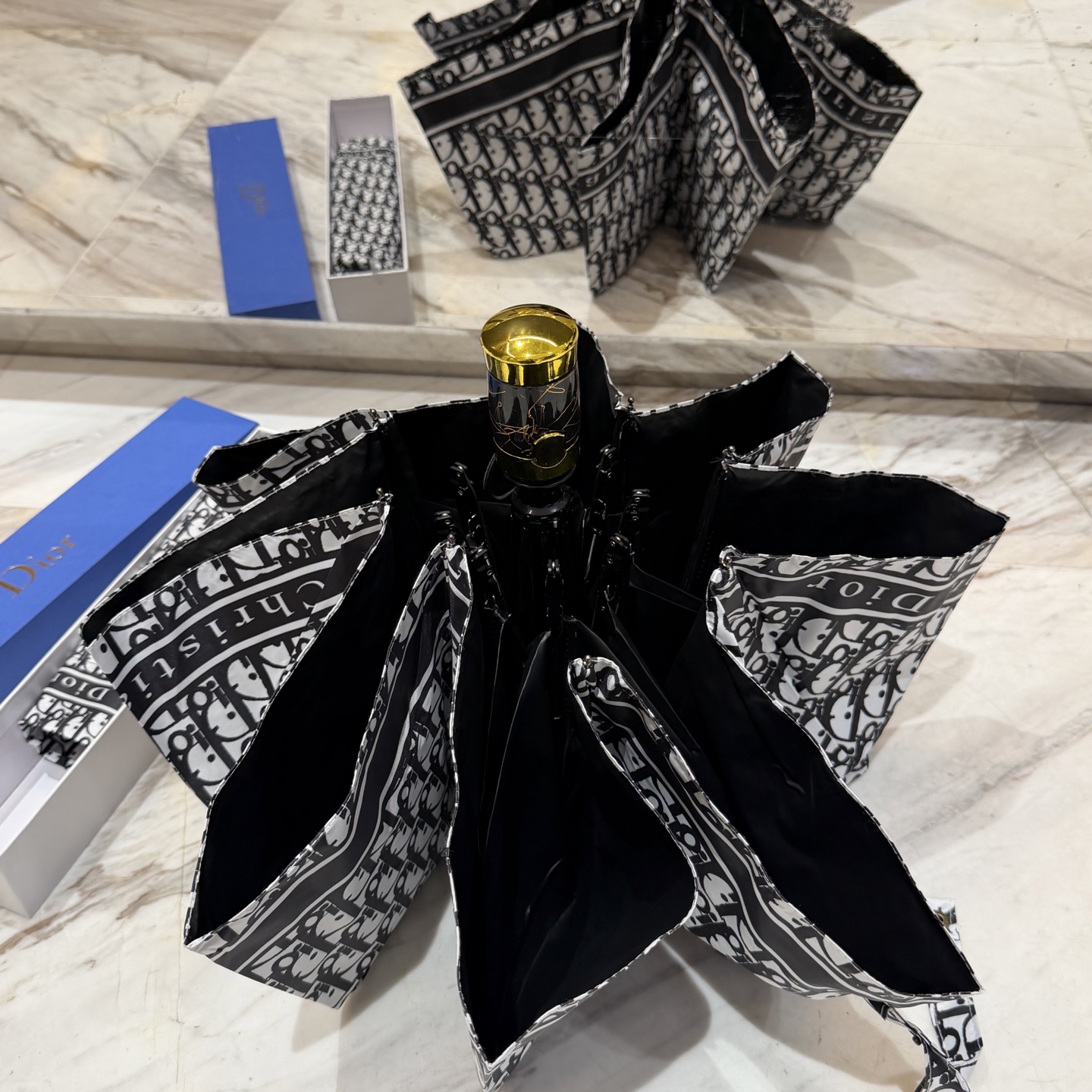 迪奥Dior 三折防晒睛雨伞。。夏季新款 全自动折叠晴雨伞 内里黑色涂层防晒有效阻隔紫外线99%，UPF