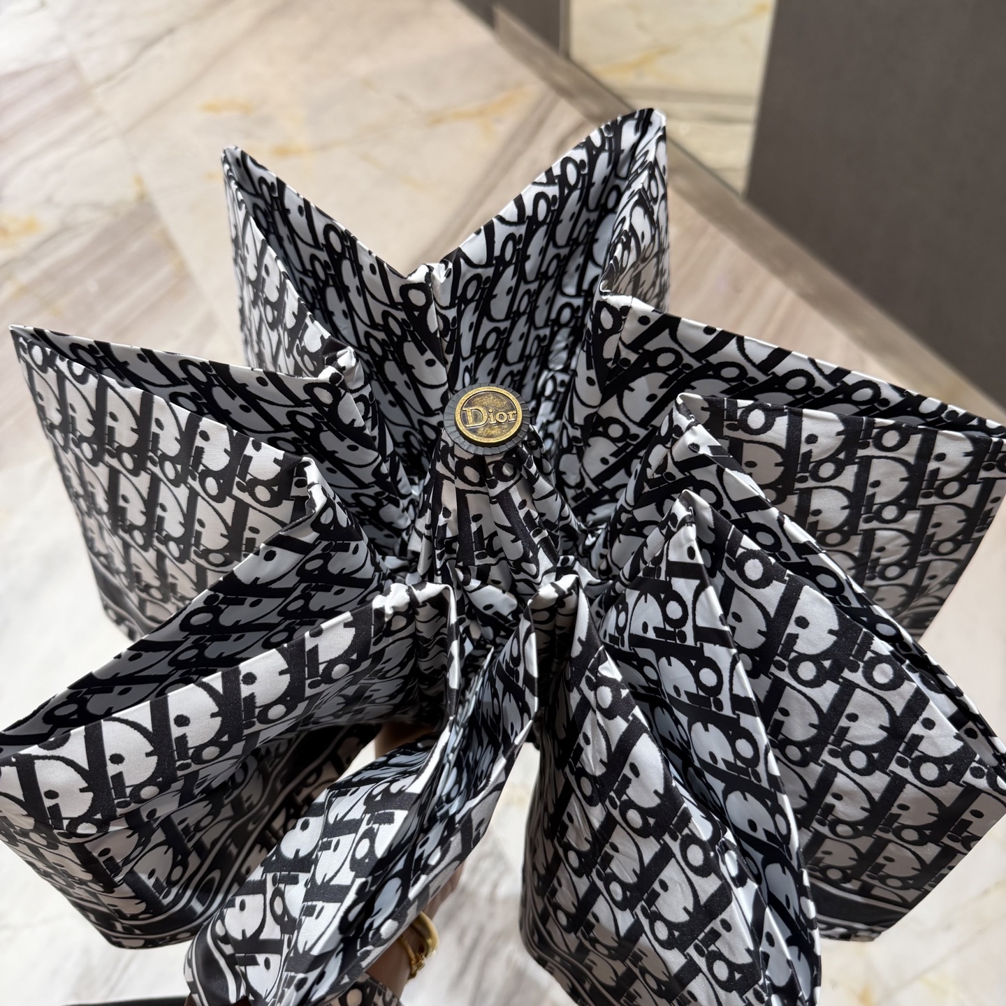 迪奥Dior 三折防晒睛雨伞。。夏季新款 全自动折叠晴雨伞 内里黑色涂层防晒有效阻隔紫外线99%，UPF