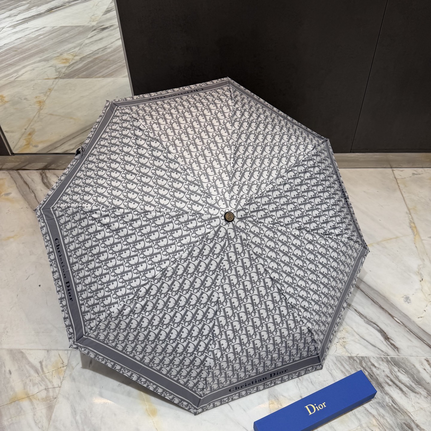 迪奥Dior 三折防晒睛雨伞。。夏季新款 全自动折叠晴雨伞 内里黑色涂层防晒有效阻隔紫外线99%，UPF