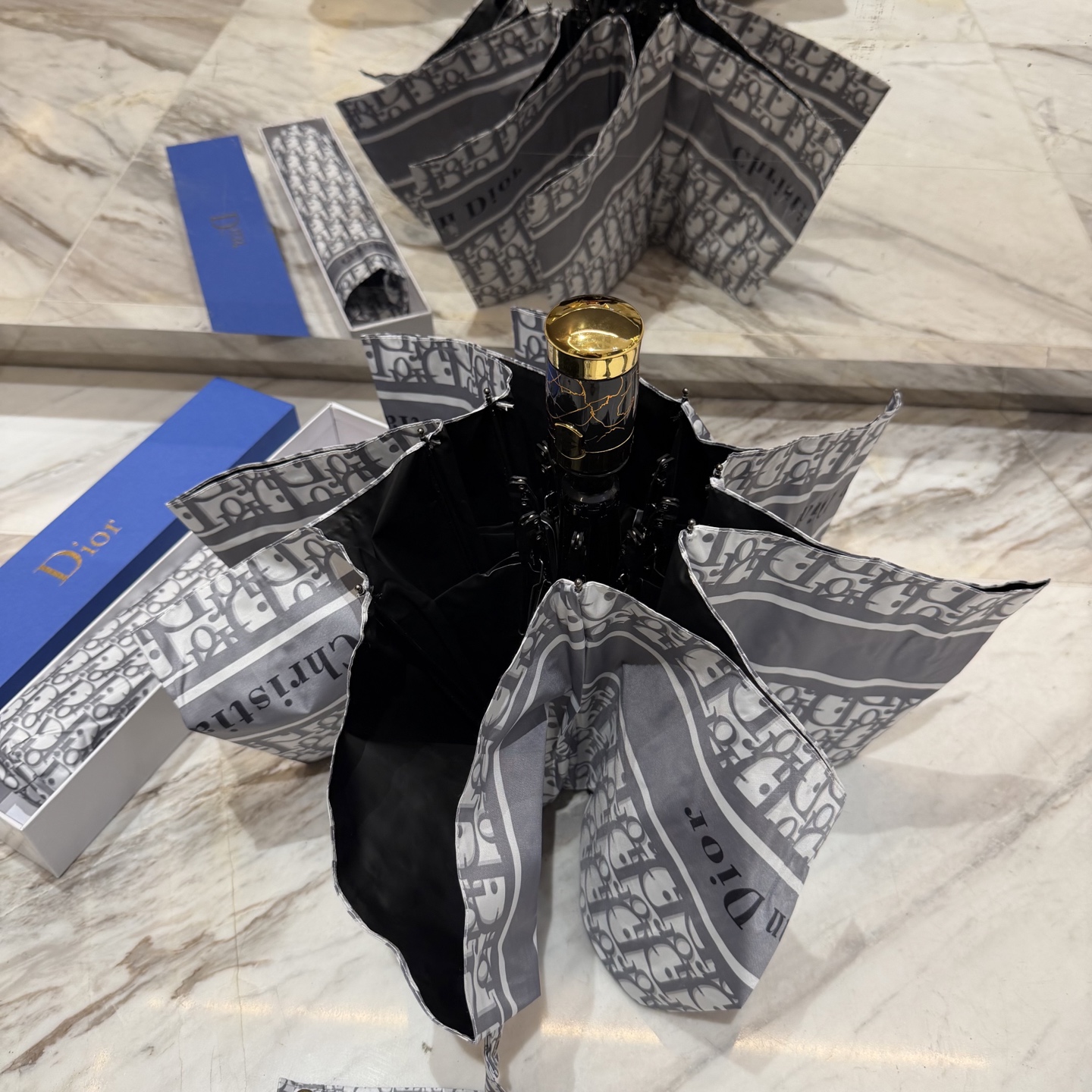 迪奥Dior 三折防晒睛雨伞。。夏季新款 全自动折叠晴雨伞 内里黑色涂层防晒有效阻隔紫外线99%，UPF