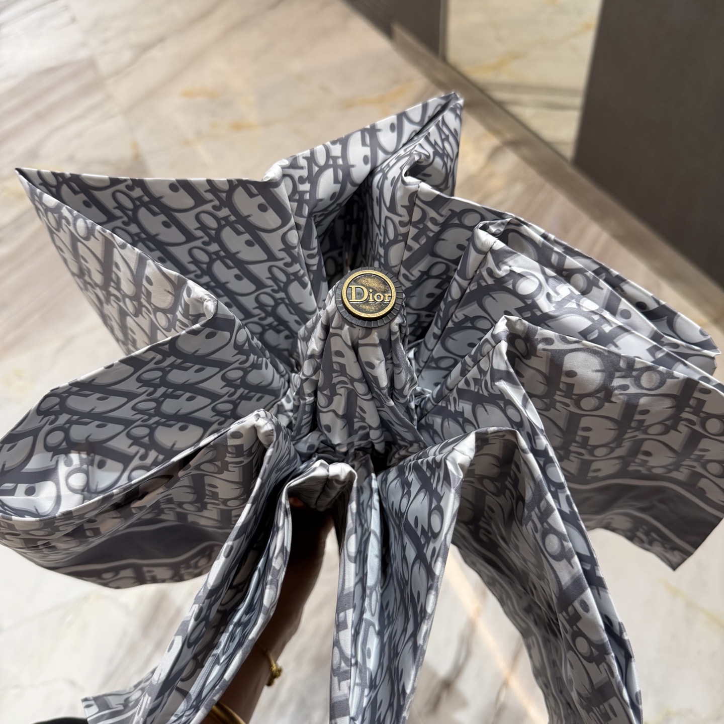 迪奥Dior 三折防晒睛雨伞。。夏季新款 全自动折叠晴雨伞 内里黑色涂层防晒有效阻隔紫外线99%，UPF