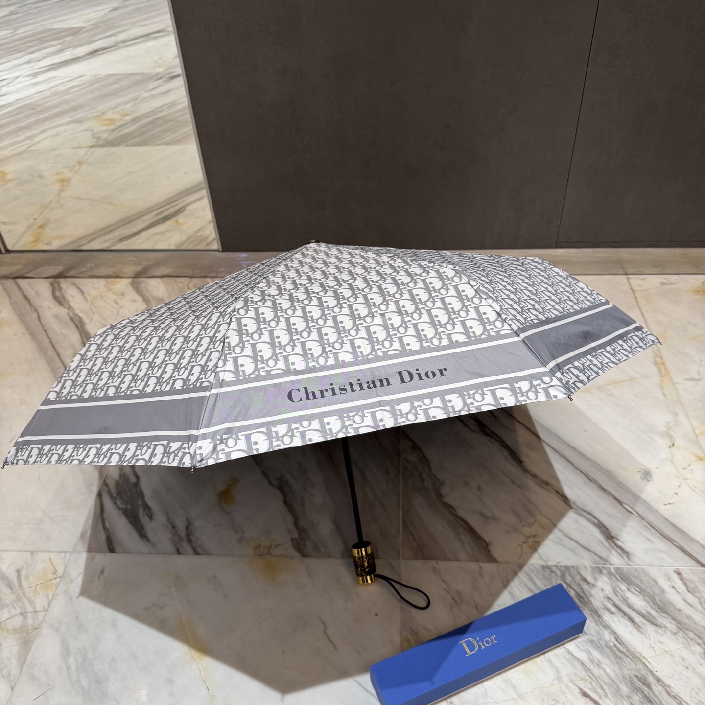 迪奥Dior 三折防晒睛雨伞。。夏季新款 全自动折叠晴雨伞 内里黑色涂层防晒有效阻隔紫外线99%，UPF