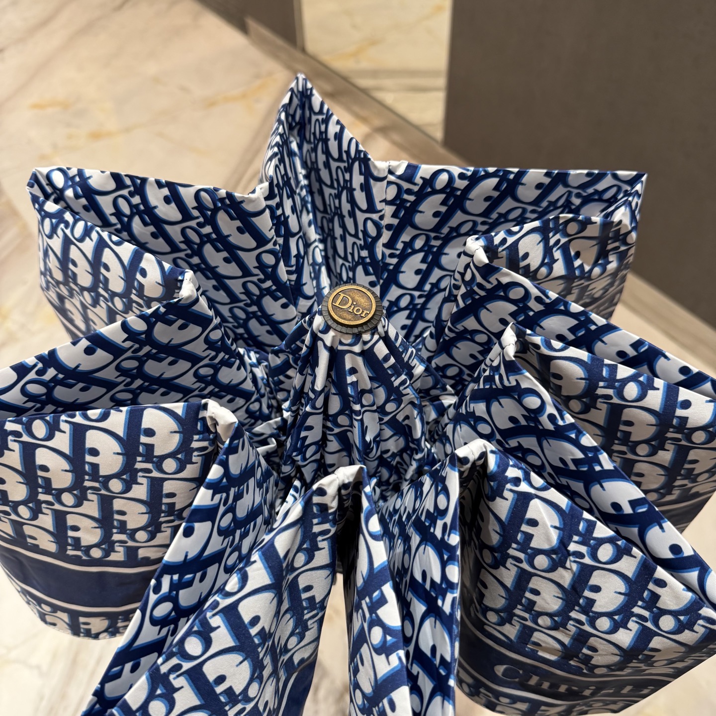 迪奥Dior 三折防晒睛雨伞。。夏季新款 全自动折叠晴雨伞 内里黑色涂层防晒有效阻隔紫外线99%，UPF