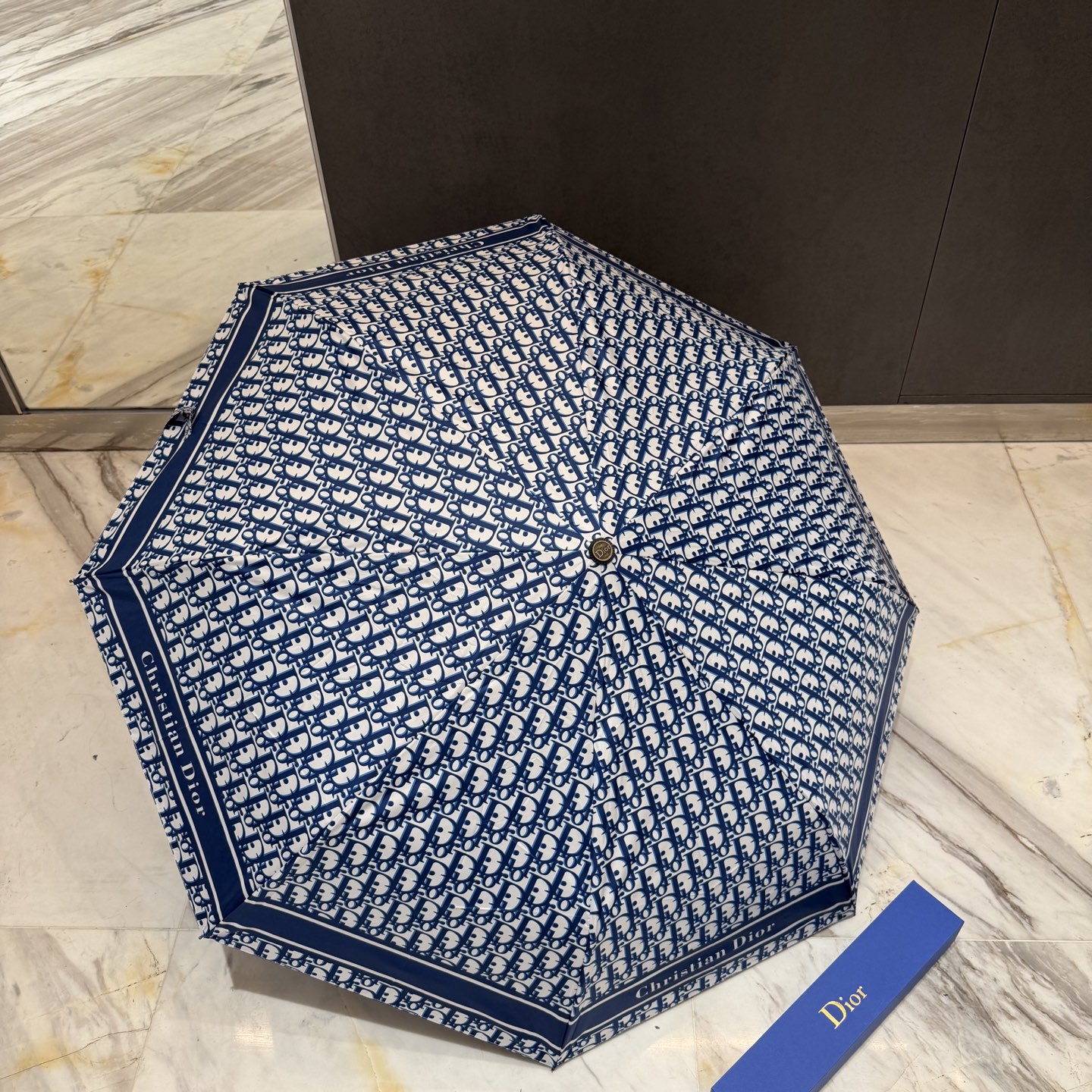 迪奥Dior 三折防晒睛雨伞。。夏季新款 全自动折叠晴雨伞 内里黑色涂层防晒有效阻隔紫外线99%，UPF