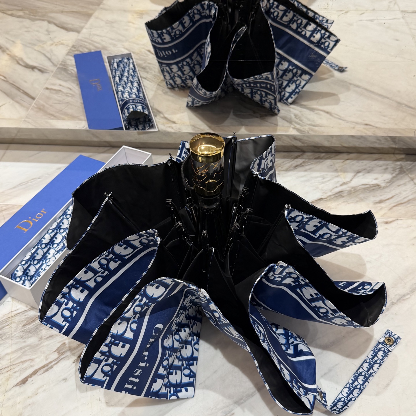 迪奥Dior 三折防晒睛雨伞。。夏季新款 全自动折叠晴雨伞 内里黑色涂层防晒有效阻隔紫外线99%，UPF