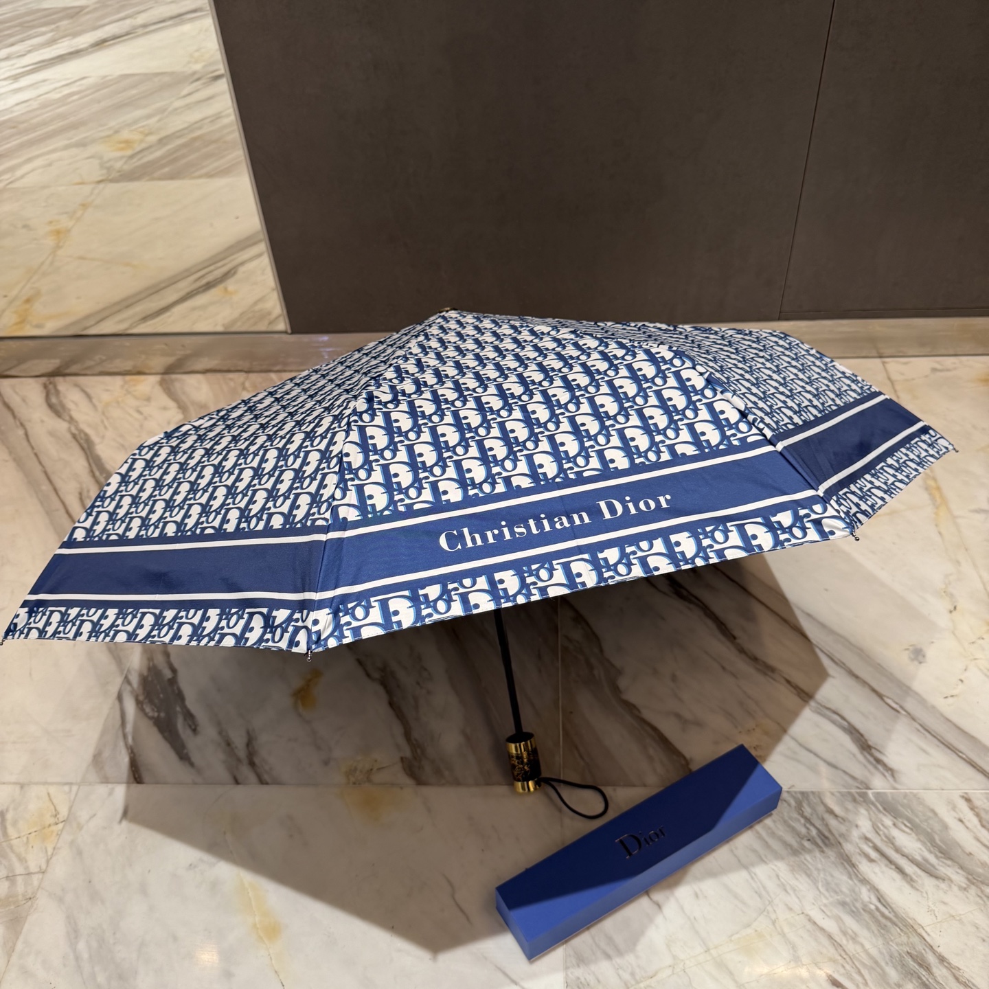 迪奥Dior 三折防晒睛雨伞。。夏季新款 全自动折叠晴雨伞 内里黑色涂层防晒有效阻隔紫外线99%，UPF