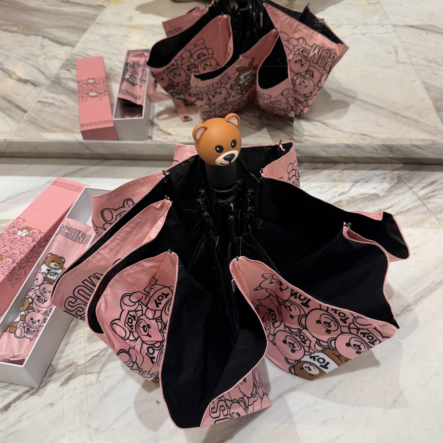 莫斯奇诺 MOSCHINO三折防晒睛雨伞。。 2025夏季新款 全自动折叠晴雨伞 内里黑色涂层防晒有效阻