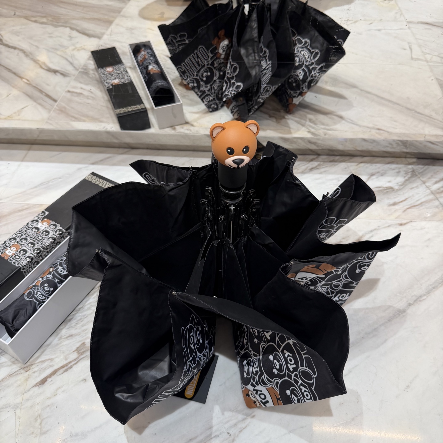 莫斯奇诺 MOSCHINO三折防晒睛雨伞。。 2025夏季新款 全自动折叠晴雨伞 内里黑色涂层防晒有效阻