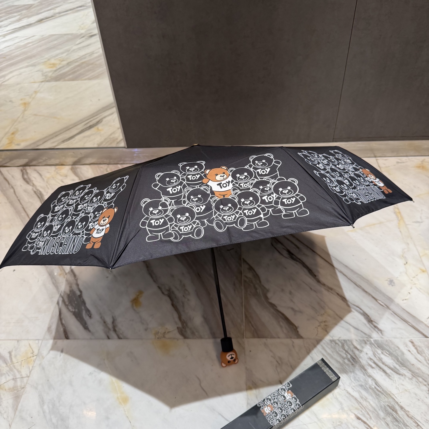 莫斯奇诺 MOSCHINO三折防晒睛雨伞。。 2025夏季新款 全自动折叠晴雨伞 内里黑色涂层防晒有效阻