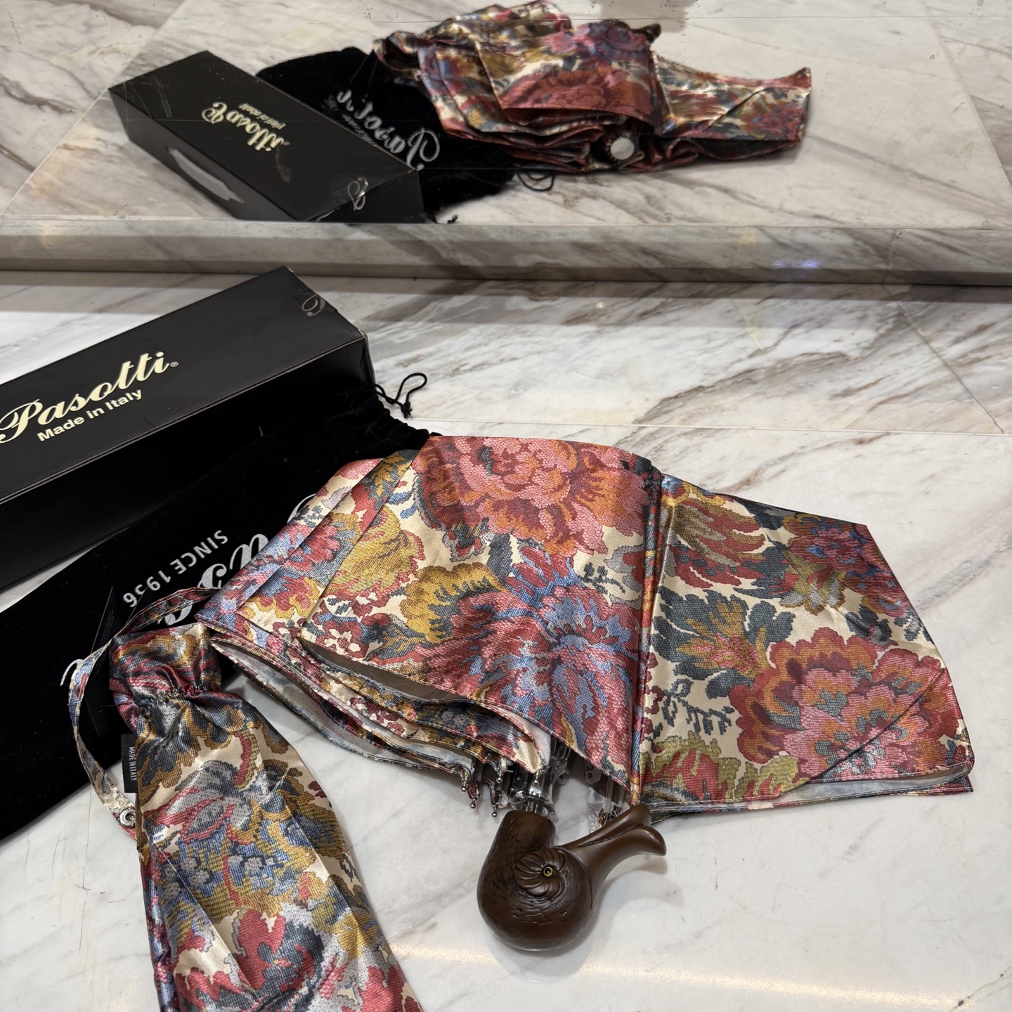 🇮🇹🇮🇹意大利Pasotti（萌塔汇）是世界上首屈一指的手工雨伞品牌 以其独特的设计灵感和上等面料 精美