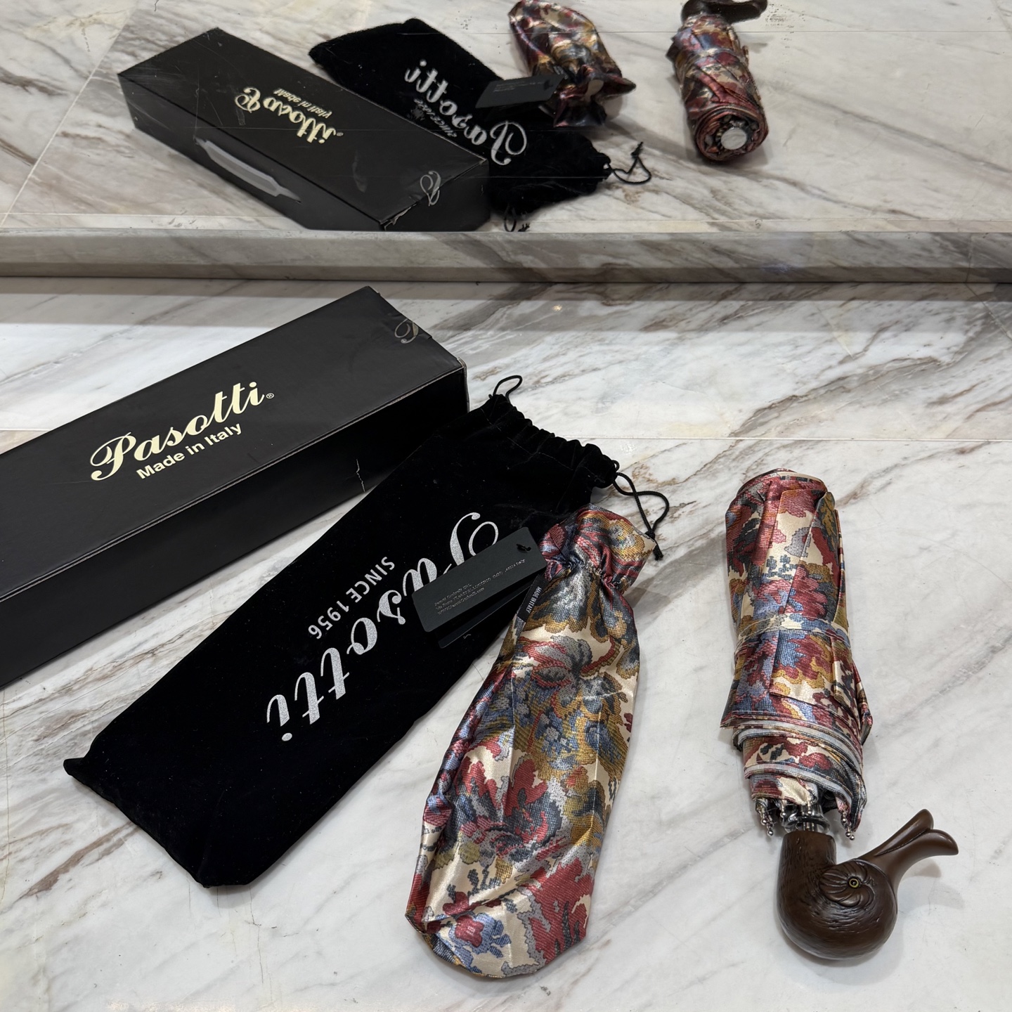 🇮🇹🇮🇹意大利Pasotti（萌塔汇）是世界上首屈一指的手工雨伞品牌 以其独特的设计灵感和上等面料 精美