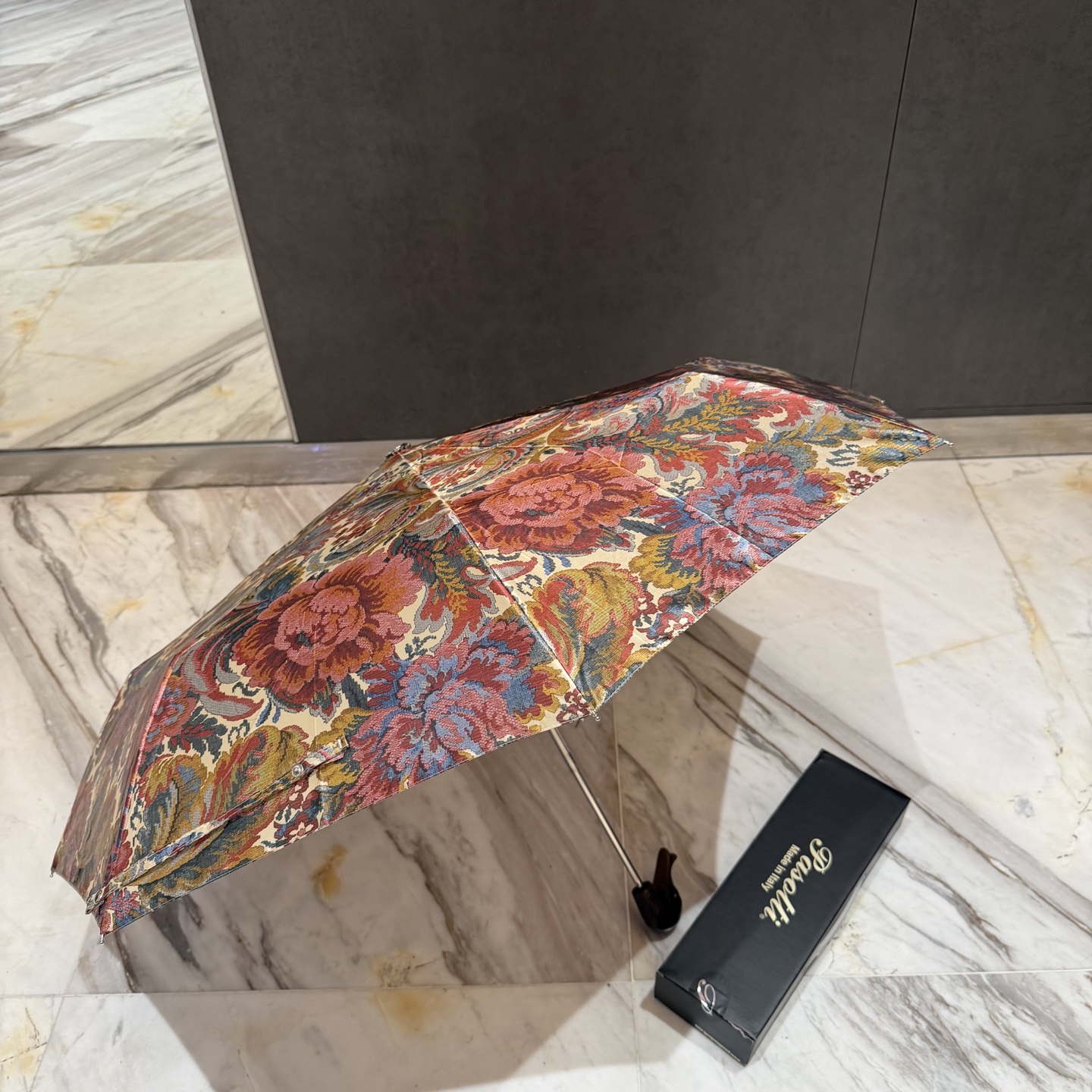 🇮🇹🇮🇹意大利Pasotti（萌塔汇）是世界上首屈一指的手工雨伞品牌 以其独特的设计灵感和上等面料 精美