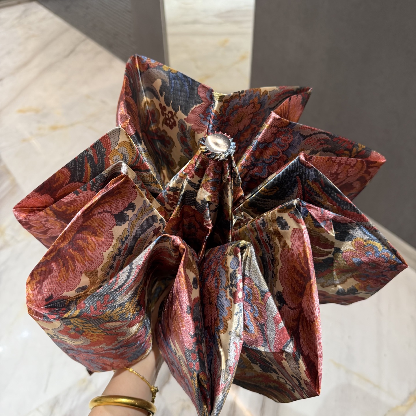 🇮🇹🇮🇹意大利Pasotti（萌塔汇）是世界上首屈一指的手工雨伞品牌 以其独特的设计灵感和上等面料 精美