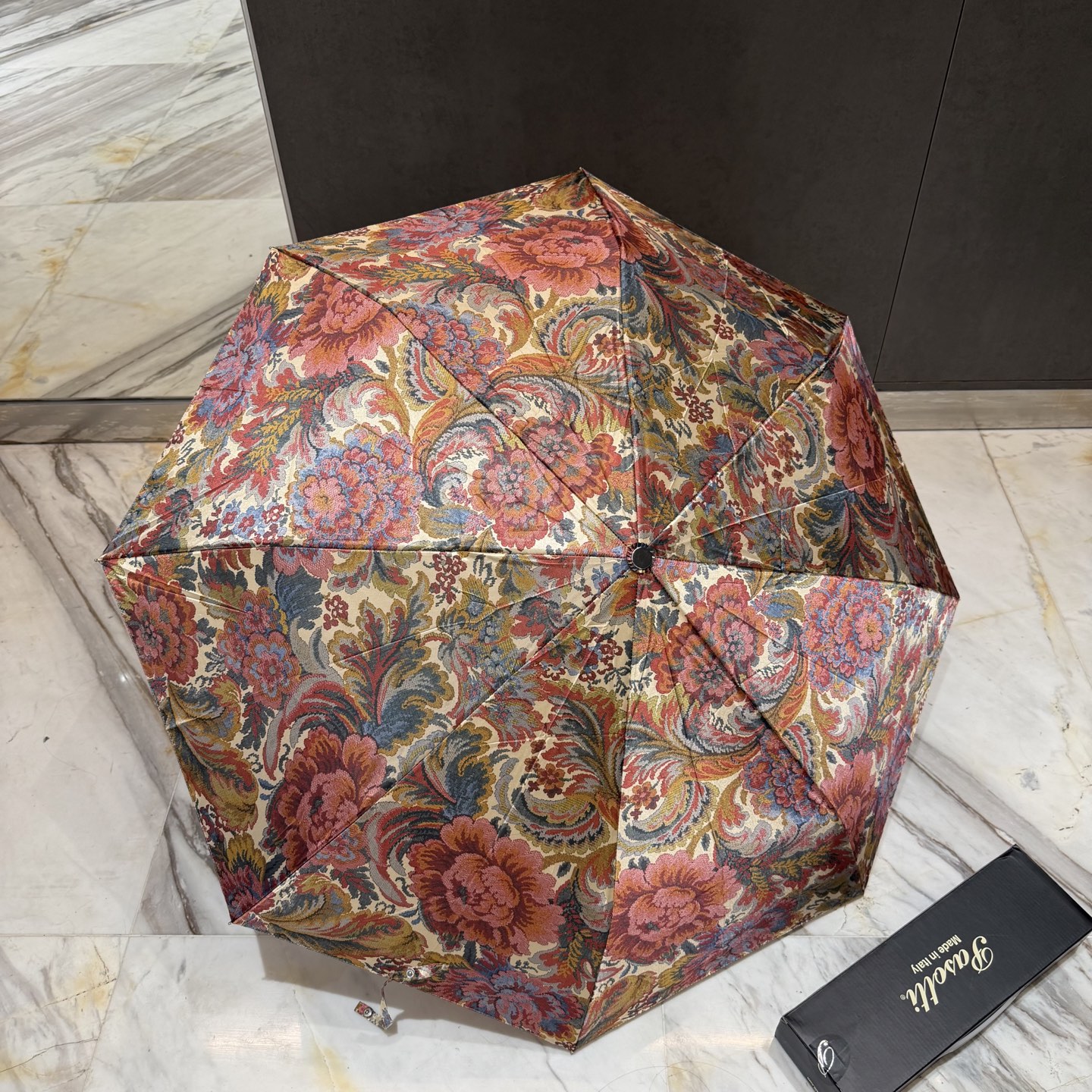 🇮🇹🇮🇹意大利Pasotti（萌塔汇）是世界上首屈一指的手工雨伞品牌 以其独特的设计灵感和上等面料 精美