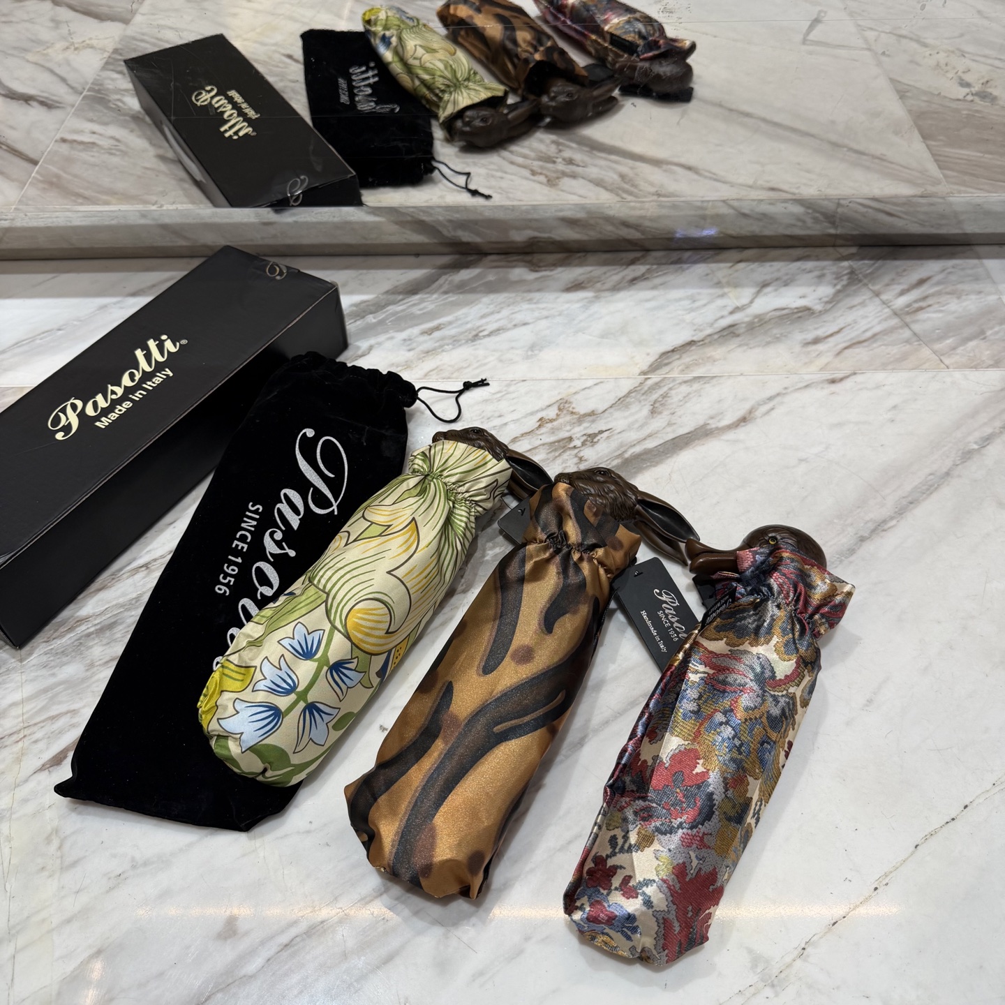 🇮🇹🇮🇹意大利Pasotti（萌塔汇）是世界上首屈一指的手工雨伞品牌 以其独特的设计灵感和上等面料 精美