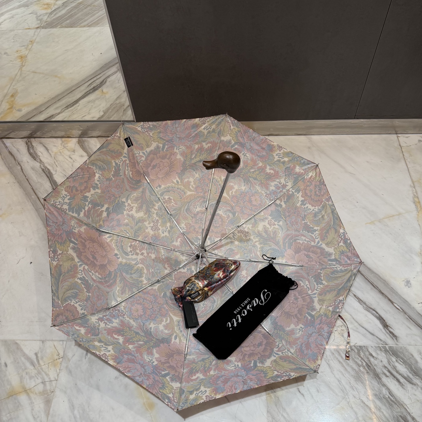 🇮🇹🇮🇹意大利Pasotti（萌塔汇）是世界上首屈一指的手工雨伞品牌 以其独特的设计灵感和上等面料 精美