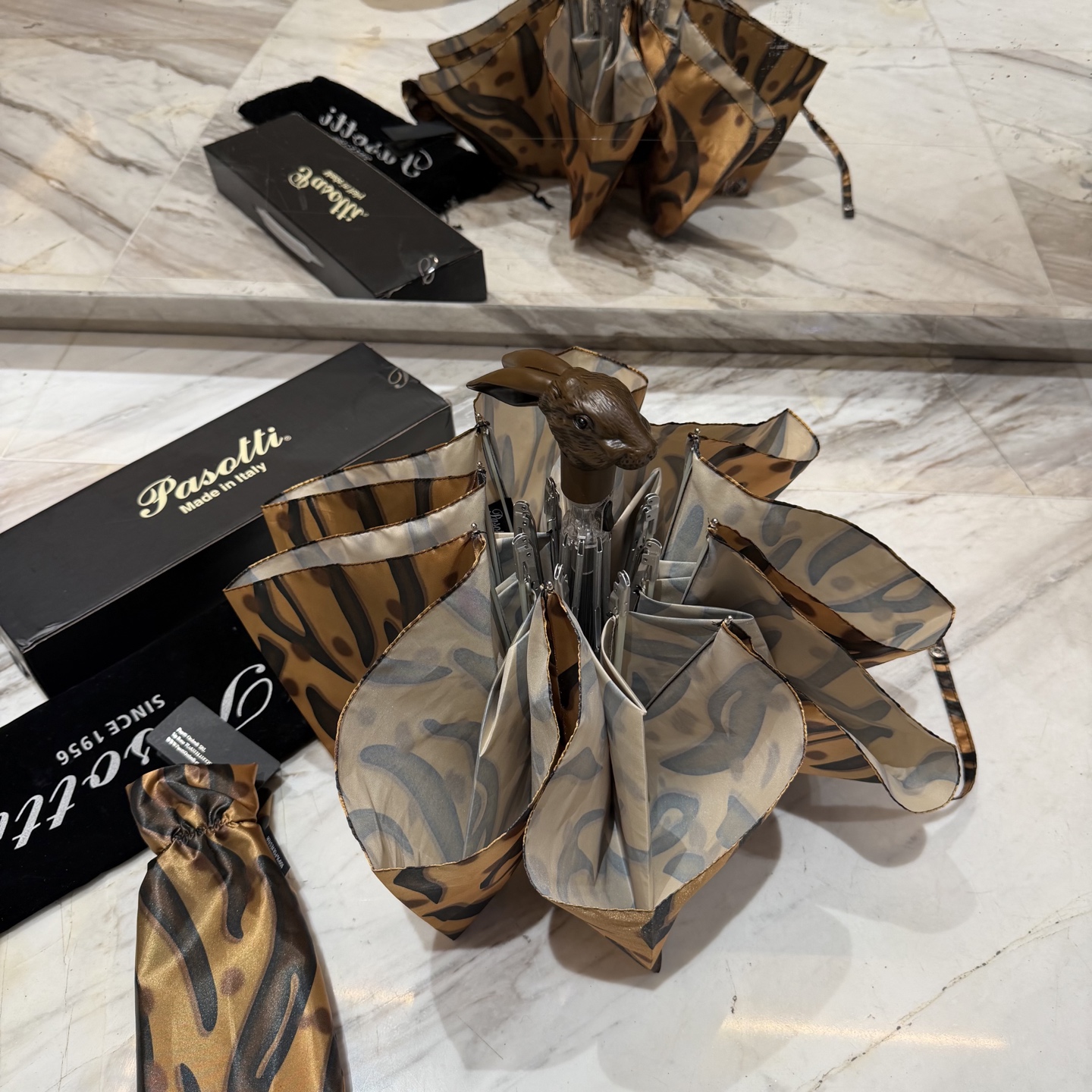 🇮🇹🇮🇹意大利Pasotti（萌塔汇）是世界上首屈一指的手工雨伞品牌 以其独特的设计灵感和上等面料 精美