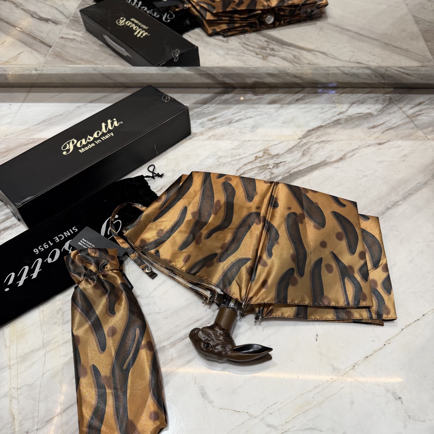 🇮🇹🇮🇹意大利Pasotti（萌塔汇）是世界上首屈一指的手工雨伞品牌 以其独特的设计灵感和上等面料 精美