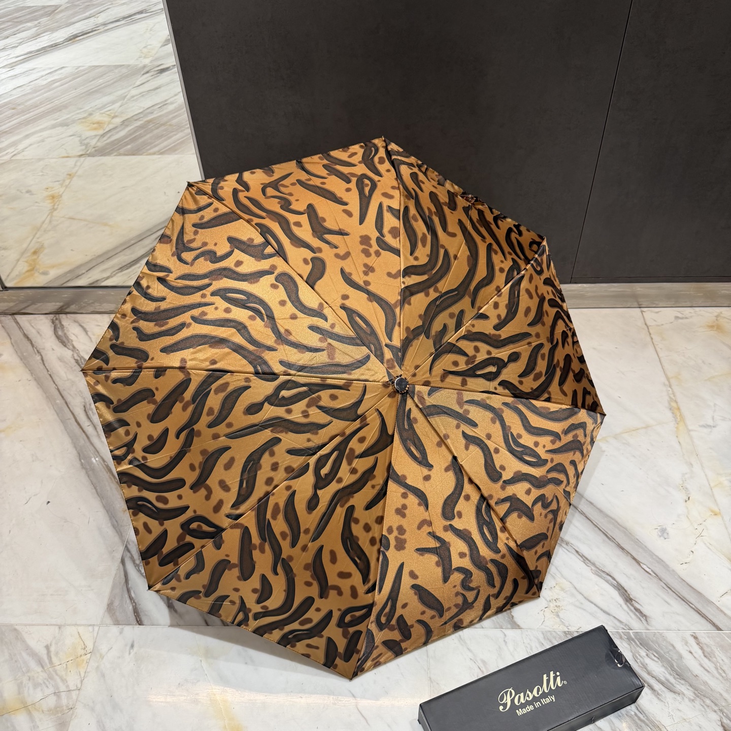 🇮🇹🇮🇹意大利Pasotti（萌塔汇）是世界上首屈一指的手工雨伞品牌 以其独特的设计灵感和上等面料 精美