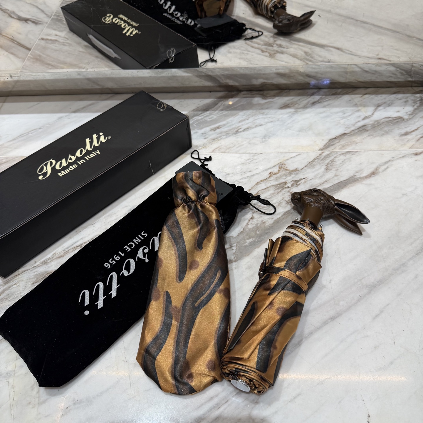 🇮🇹🇮🇹意大利Pasotti（萌塔汇）是世界上首屈一指的手工雨伞品牌 以其独特的设计灵感和上等面料 精美