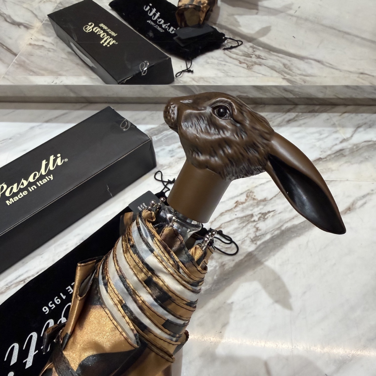 🇮🇹🇮🇹意大利Pasotti（萌塔汇）是世界上首屈一指的手工雨伞品牌 以其独特的设计灵感和上等面料 精美