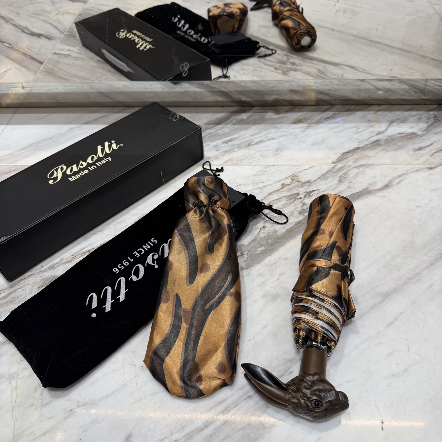 🇮🇹🇮🇹意大利Pasotti（萌塔汇）是世界上首屈一指的手工雨伞品牌 以其独特的设计灵感和上等面料 精美