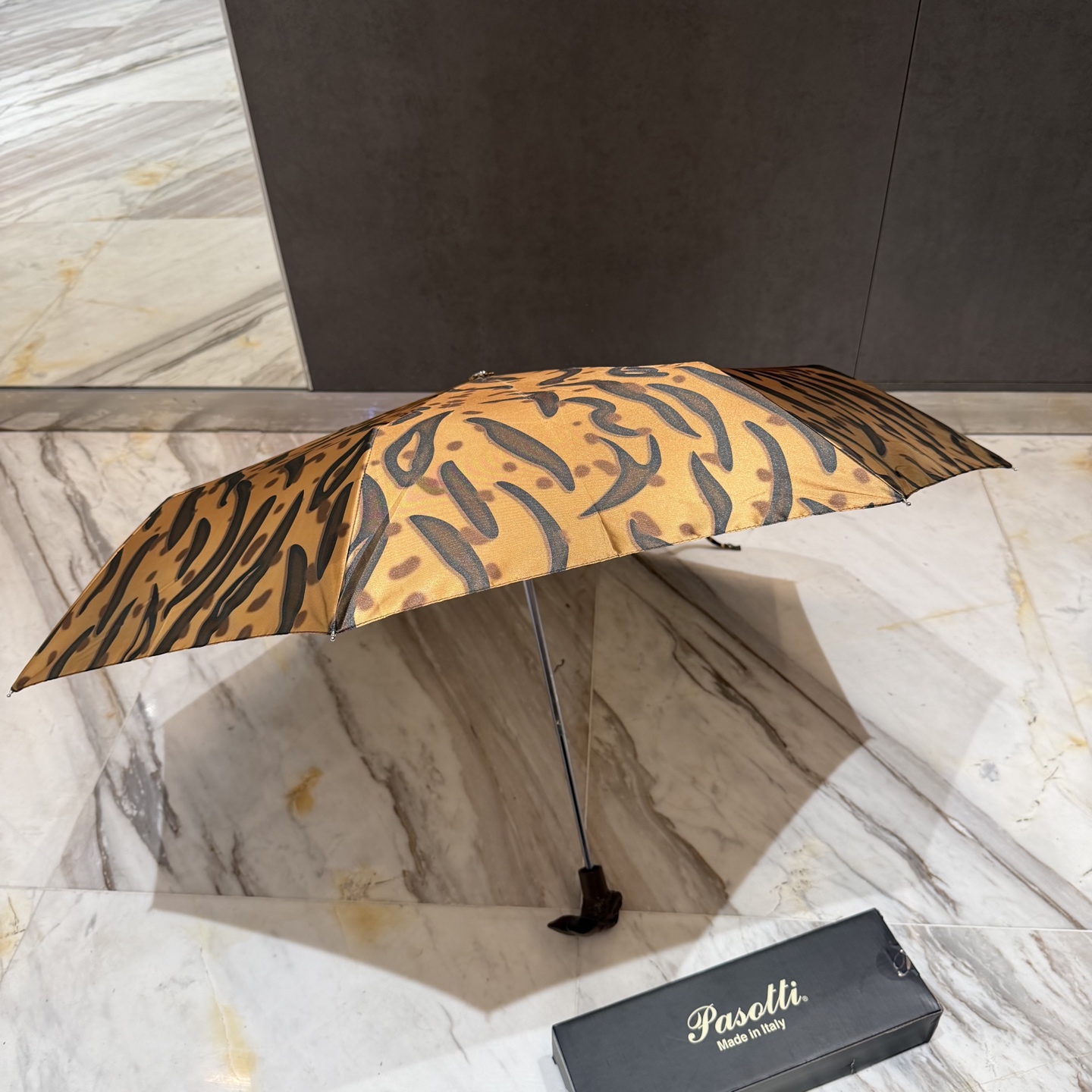 🇮🇹🇮🇹意大利Pasotti（萌塔汇）是世界上首屈一指的手工雨伞品牌 以其独特的设计灵感和上等面料 精美