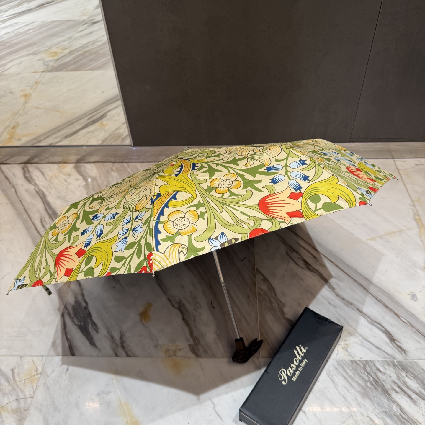 🇮🇹🇮🇹意大利Pasotti（萌塔汇）是世界上首屈一指的手工雨伞品牌 以其独特的设计灵感和上等面料 精美