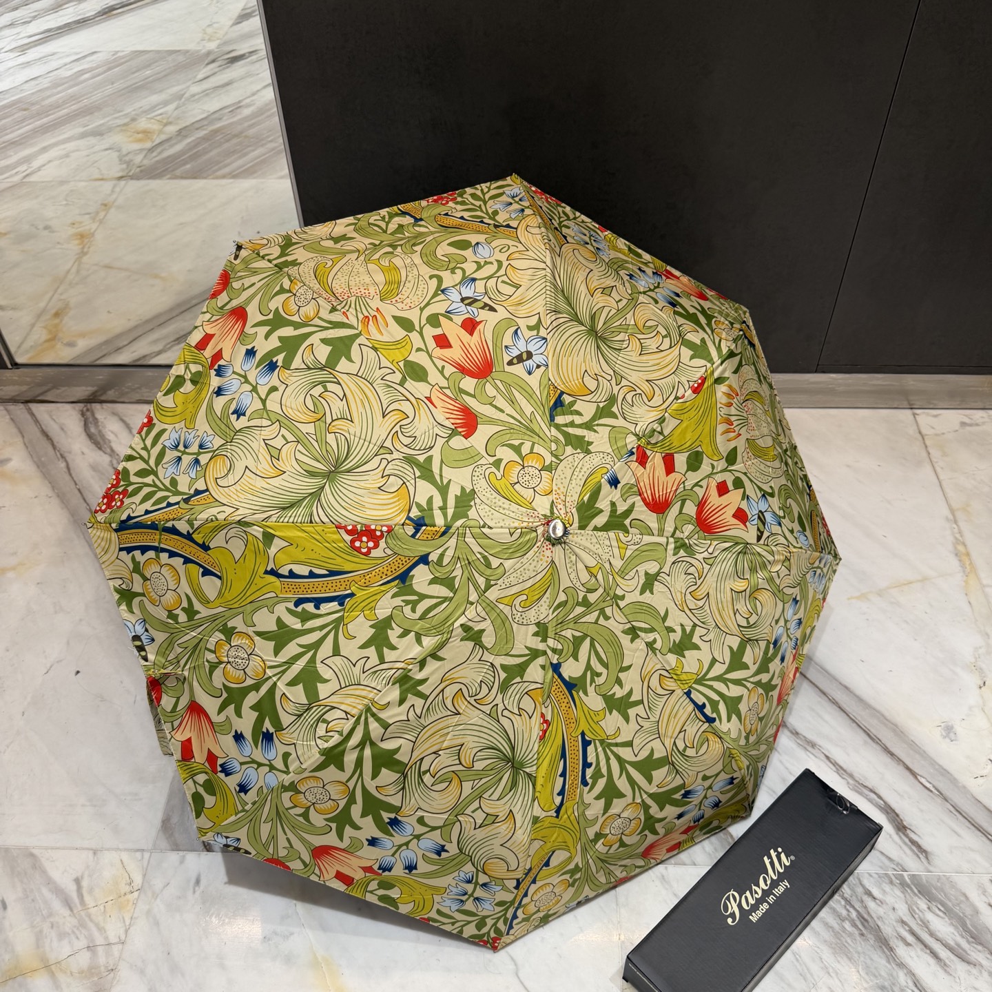 🇮🇹🇮🇹意大利Pasotti（萌塔汇）是世界上首屈一指的手工雨伞品牌 以其独特的设计灵感和上等面料 精美