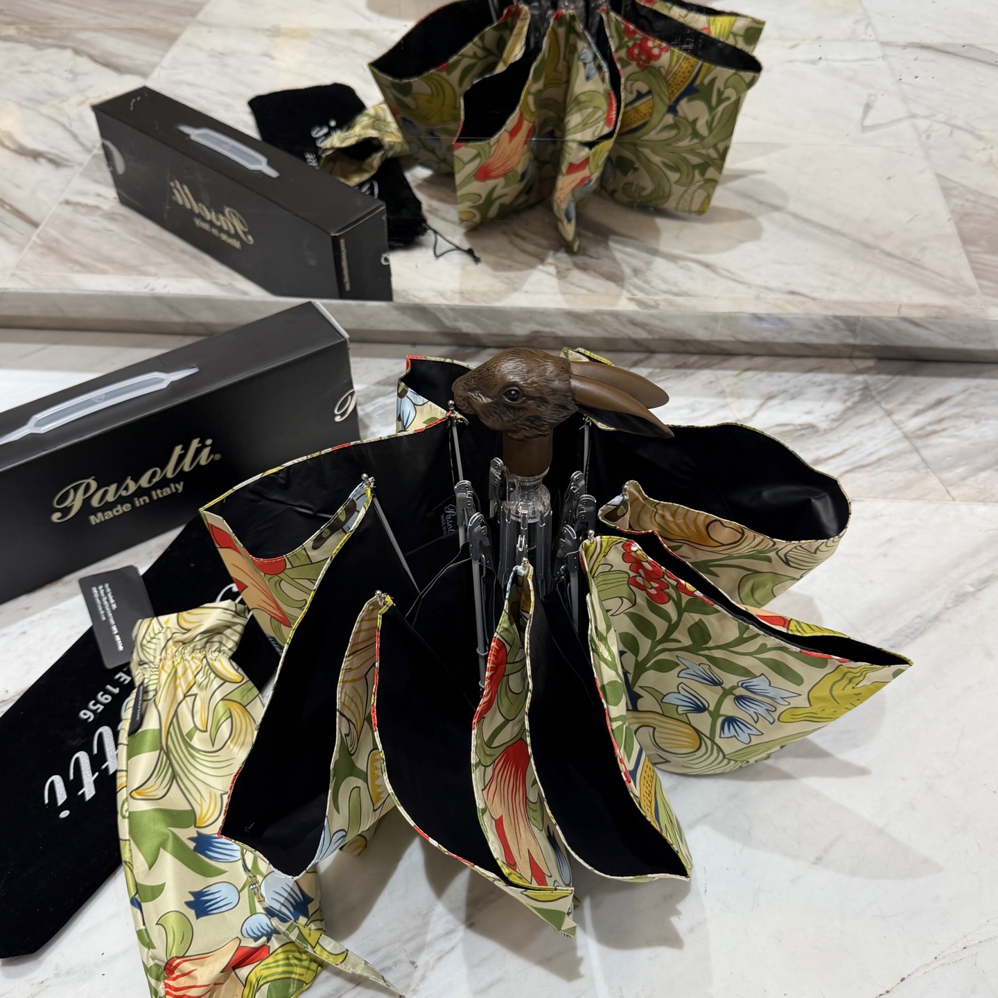 🇮🇹🇮🇹意大利Pasotti（萌塔汇）是世界上首屈一指的手工雨伞品牌 以其独特的设计灵感和上等面料 精美