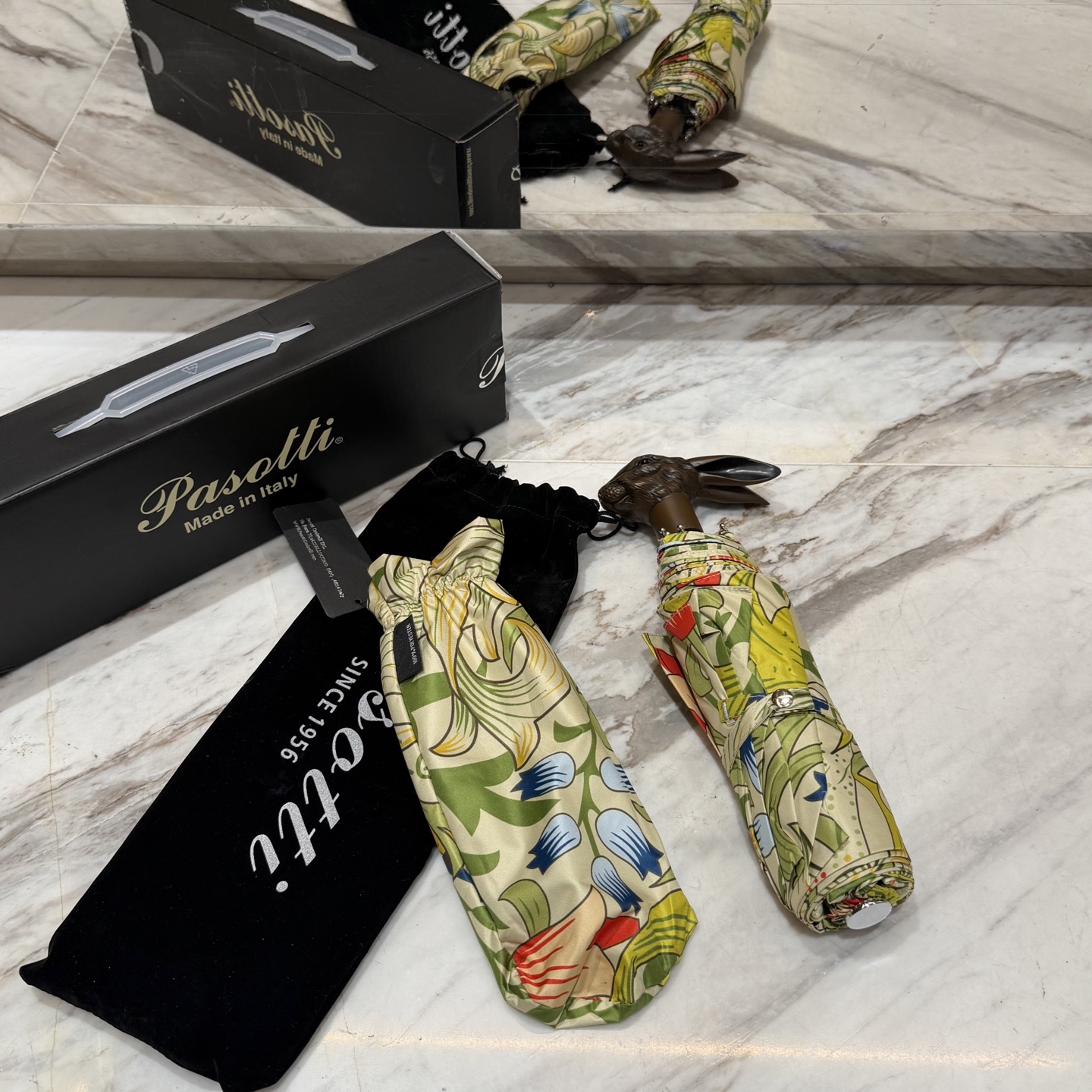 🇮🇹🇮🇹意大利Pasotti（萌塔汇）是世界上首屈一指的手工雨伞品牌 以其独特的设计灵感和上等面料 精美