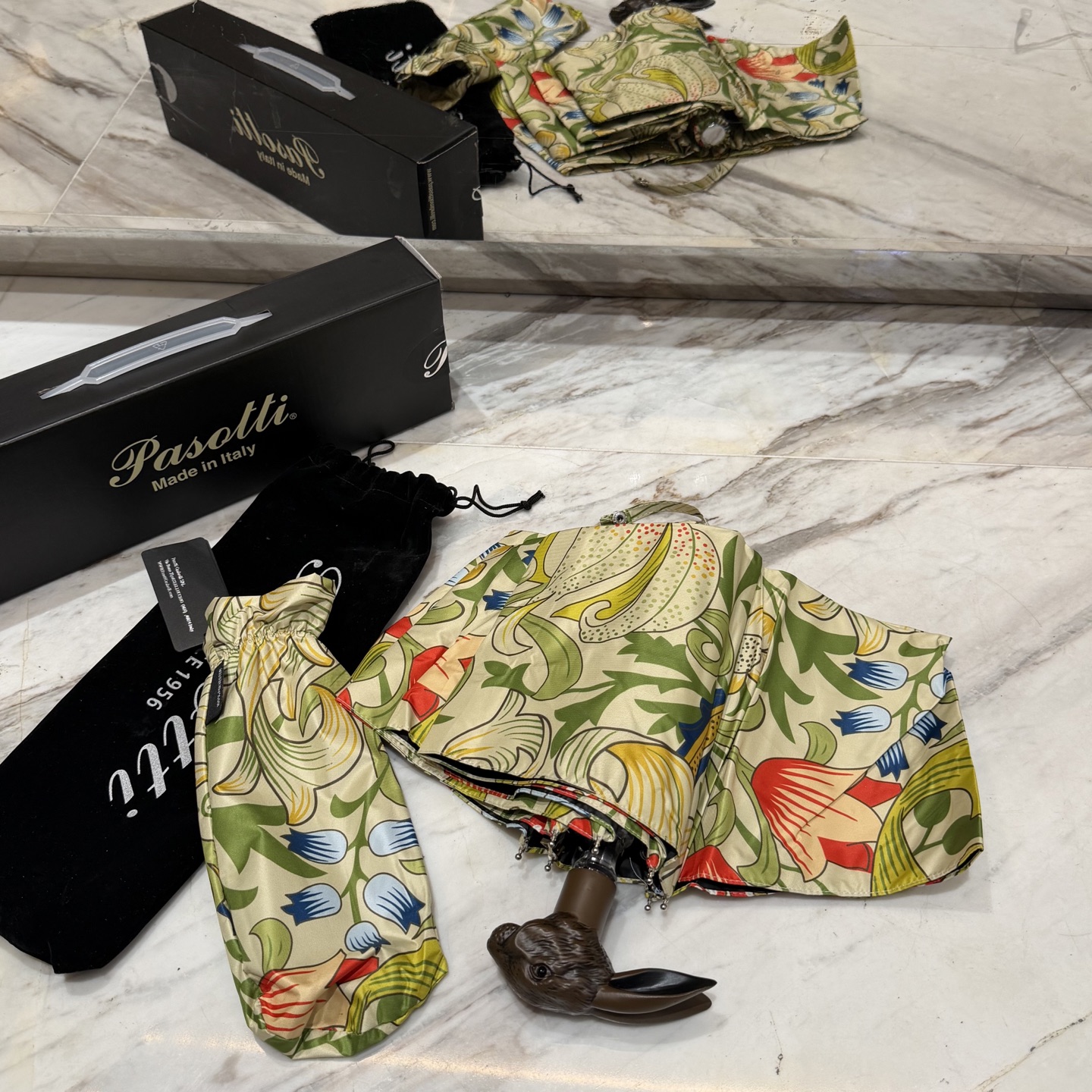 🇮🇹🇮🇹意大利Pasotti（萌塔汇）是世界上首屈一指的手工雨伞品牌 以其独特的设计灵感和上等面料 精美