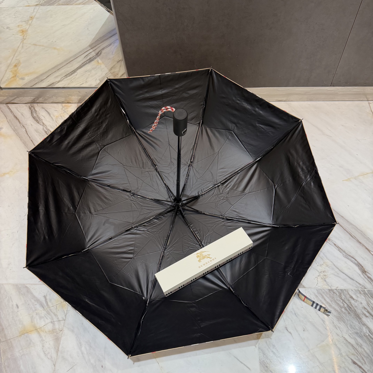 ▪️格子\nBU三折防晒睛雨伞\n\n夏季新款全自动折叠晴雨伞\n内里黑色涂层防晒有效阻隔紫外线99%，UPF>50，所以能起到伞下体感降温的效果！\n有效隔热高效防晒。一把搞定，超轻全吕材质自重很轻。\n宽度直径102cm，折30cm礼盒装