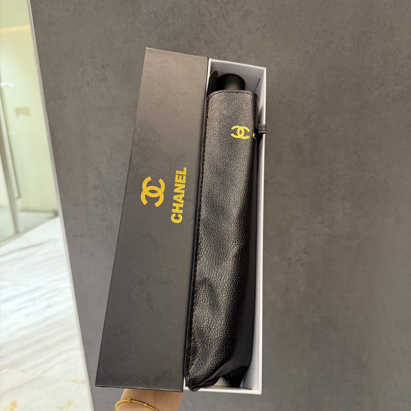 NO:815880,CHANEL (Chanel) new three-fold automatic folding umbrella, fine workmanship, temperament and fashion, the fried chicken looks good!  UV protection is a must-have for everyone!  Umbrellas, parasols, umbrellas, chanel, chanel, umbrellas19860909CHANEL（香奈儿）新款三折自动折叠晴雨伞 做工精细 气质 时尚 炒鸡好看！防紫外线 人手必备 ！雨伞遮阳伞太阳伞,雨伞,chanel,chanel,umbrellas,accessory