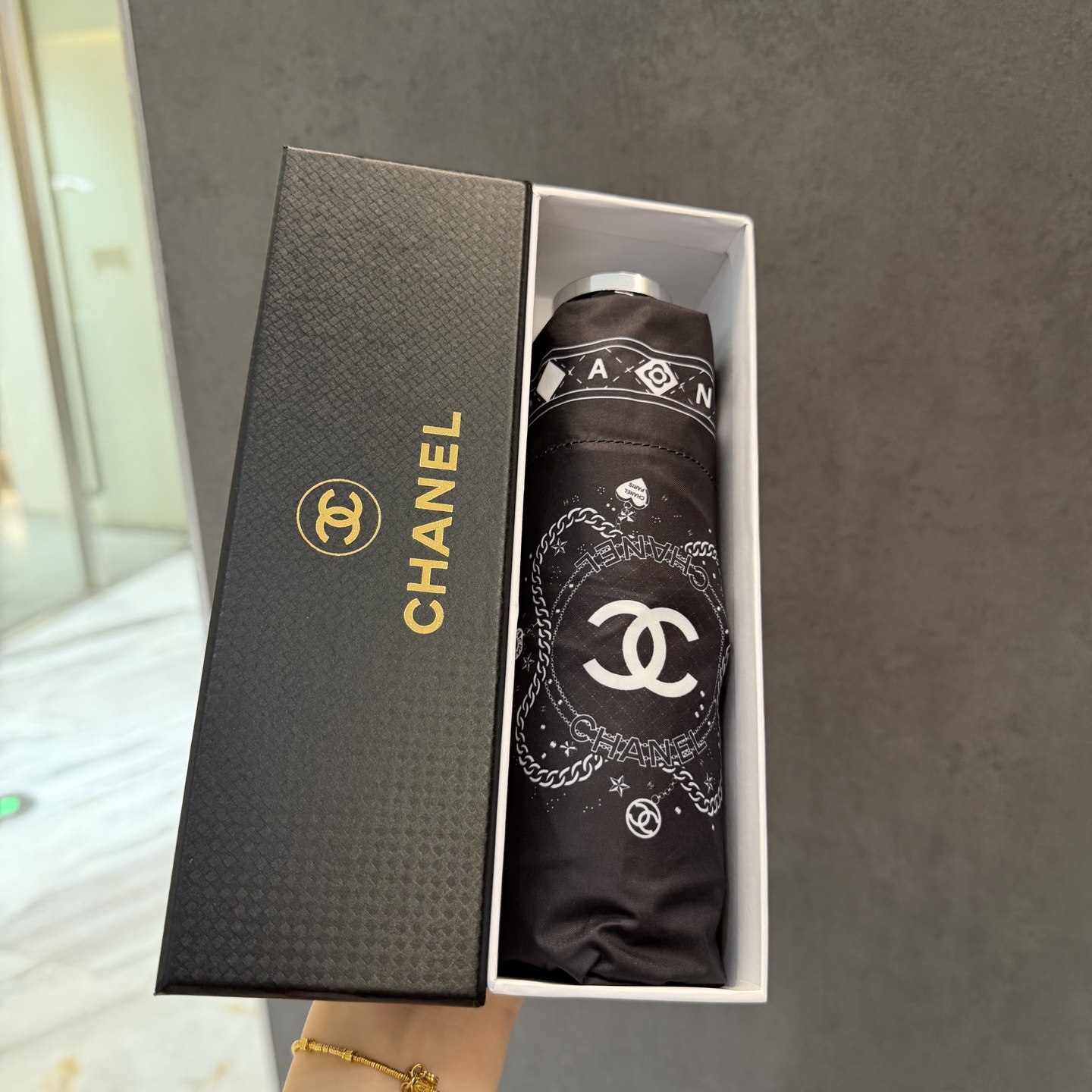 NO:815875,CHANEL (Chanel) new model 50% off folding umbrella, fashionable original OEM quality, exquisite details, visible quality, breaking the stereotype, pure and gorgeous color!  Umbrellas, parasols, umbrellas, chanel, chanel, umbrellas19860909CHANEL（香奈儿）新款 五折 折叠晴雨伞 时尚原单代工品质 细节精致 看得见的品质 打破一成不变 色泽纯正艳丽！雨伞遮阳伞太阳伞,雨伞,chanel,chanel,umbrellas,accessory