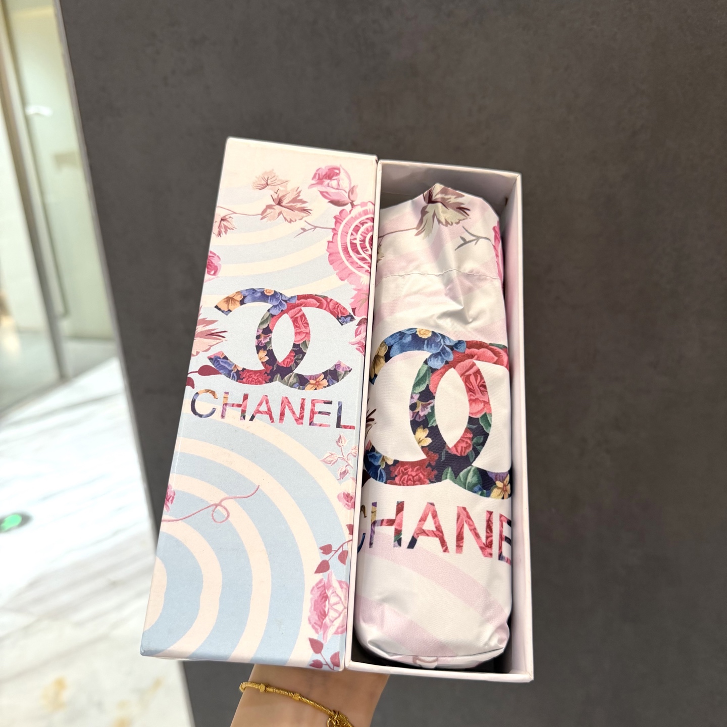 NO:815884,CHANEL (Chanel) new model 50% off folding umbrella, fashionable original OEM quality, exquisite details, visible quality, breaking the stereotype, pure and gorgeous color!  Umbrellas, parasols, umbrellas, chanel, chanel, umbrellas19860909CHANEL（香奈儿）新款 五折 折叠晴雨伞 时尚原单代工品质 细节精致 看得见的品质 打破一成不变 色泽纯正艳丽！雨伞遮阳伞太阳伞,雨伞,chanel,chanel,umbrellas,accessory